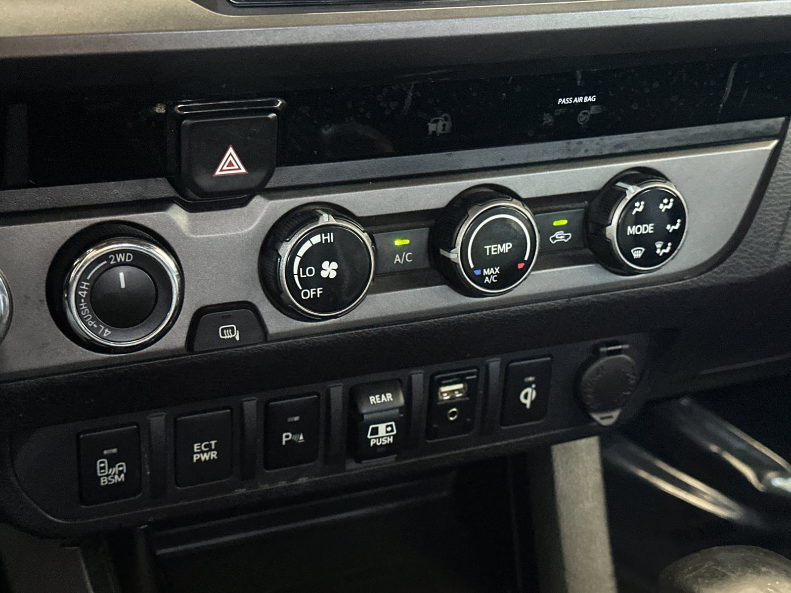 Used 2018 Toyota Tacoma TRD Off-Road w/ Technology Package AWD/4WD image 18