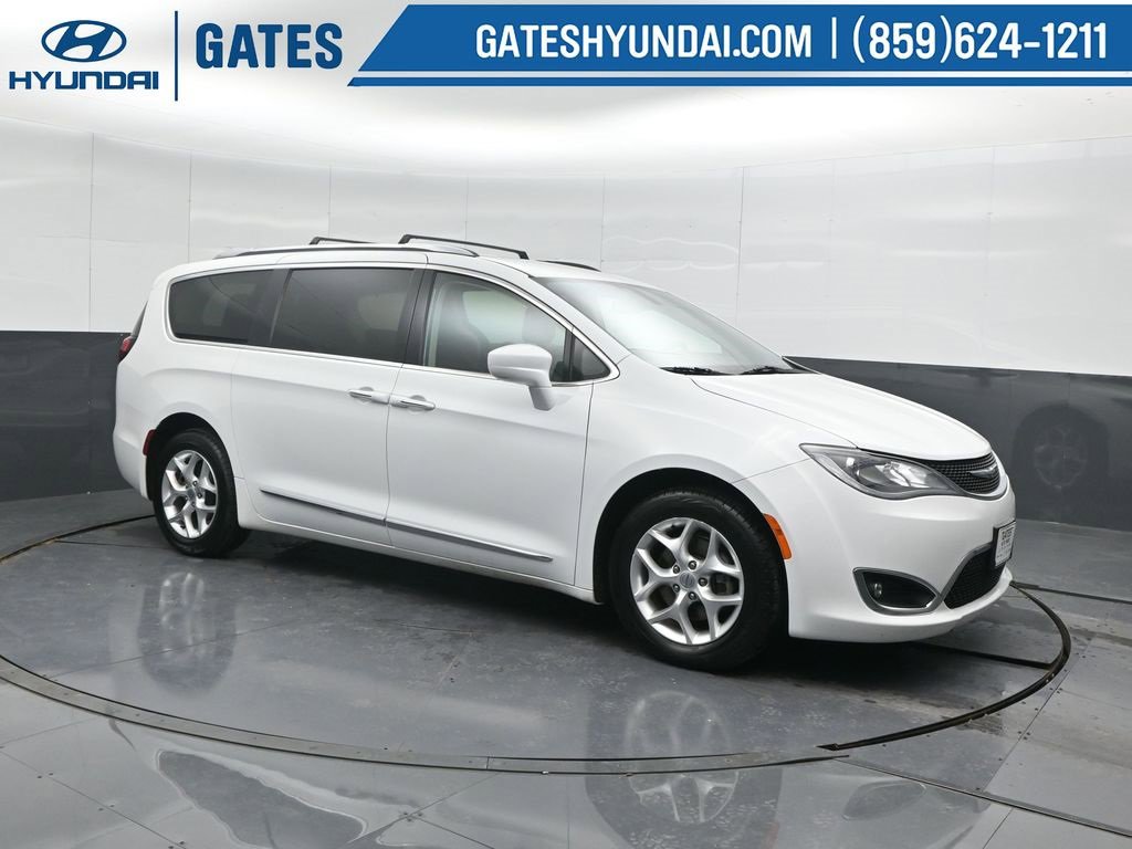 Used 2017 Chrysler Pacifica Touring-L Plus image 4
