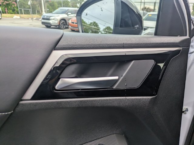 New 2025 Mitsubishi Outlander AWD image 12