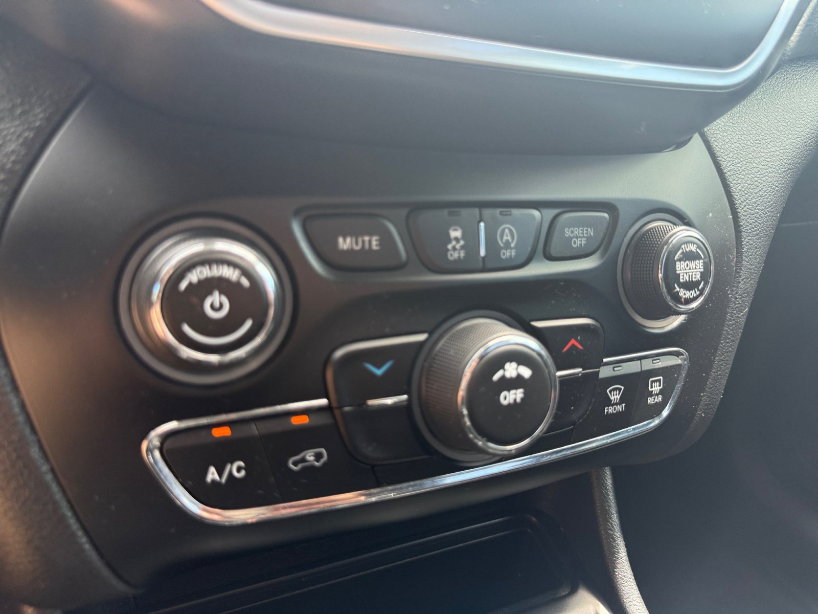 Used 2020 Jeep Cherokee Latitude Plus AWD/4WD image 23