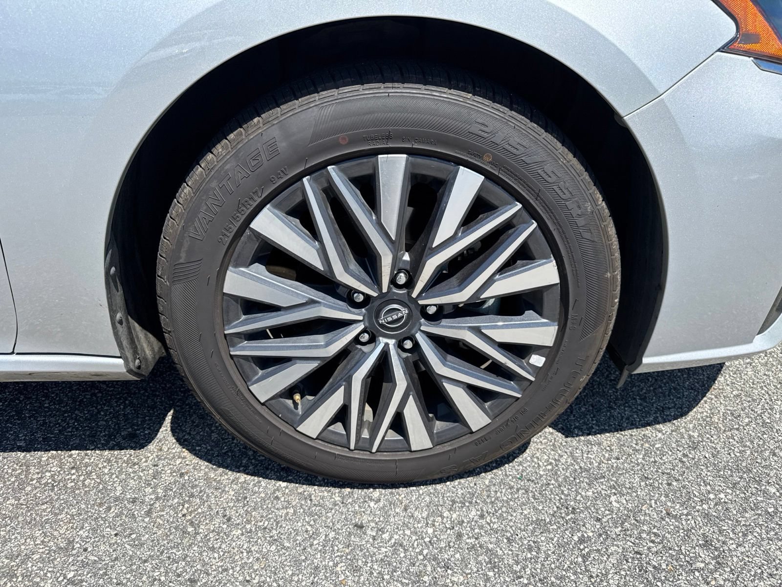 Used 2025 Nissan Altima 2.5 SV FWD image 12