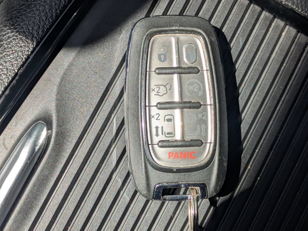 Used 2025 Chrysler Pacifica Limited FWD image 30