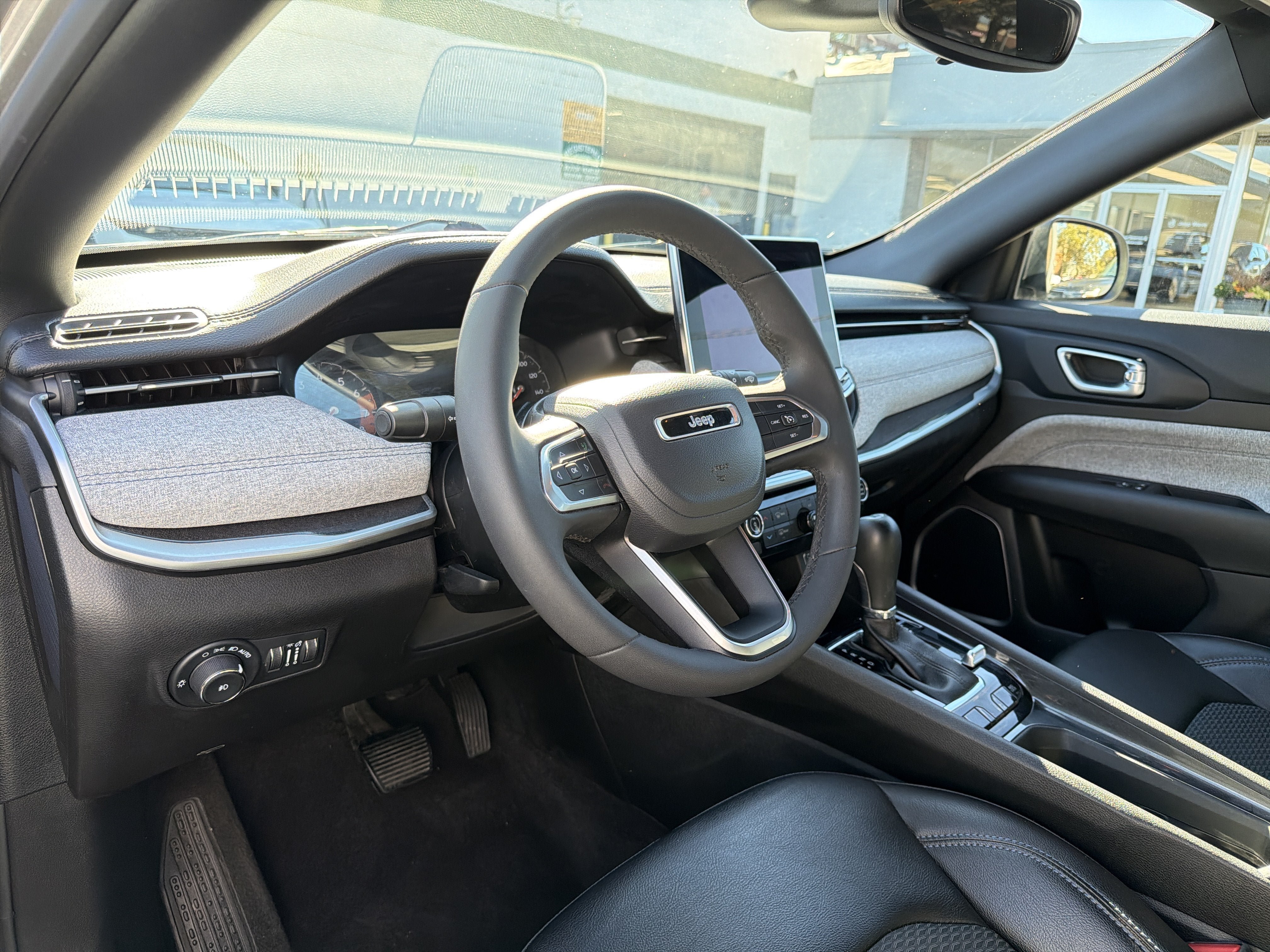 Used 2023 Jeep Compass Latitude AWD/4WD image 8
