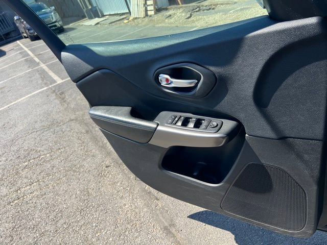 Used 2019 Jeep Cherokee Latitude Plus AWD/4WD image 15