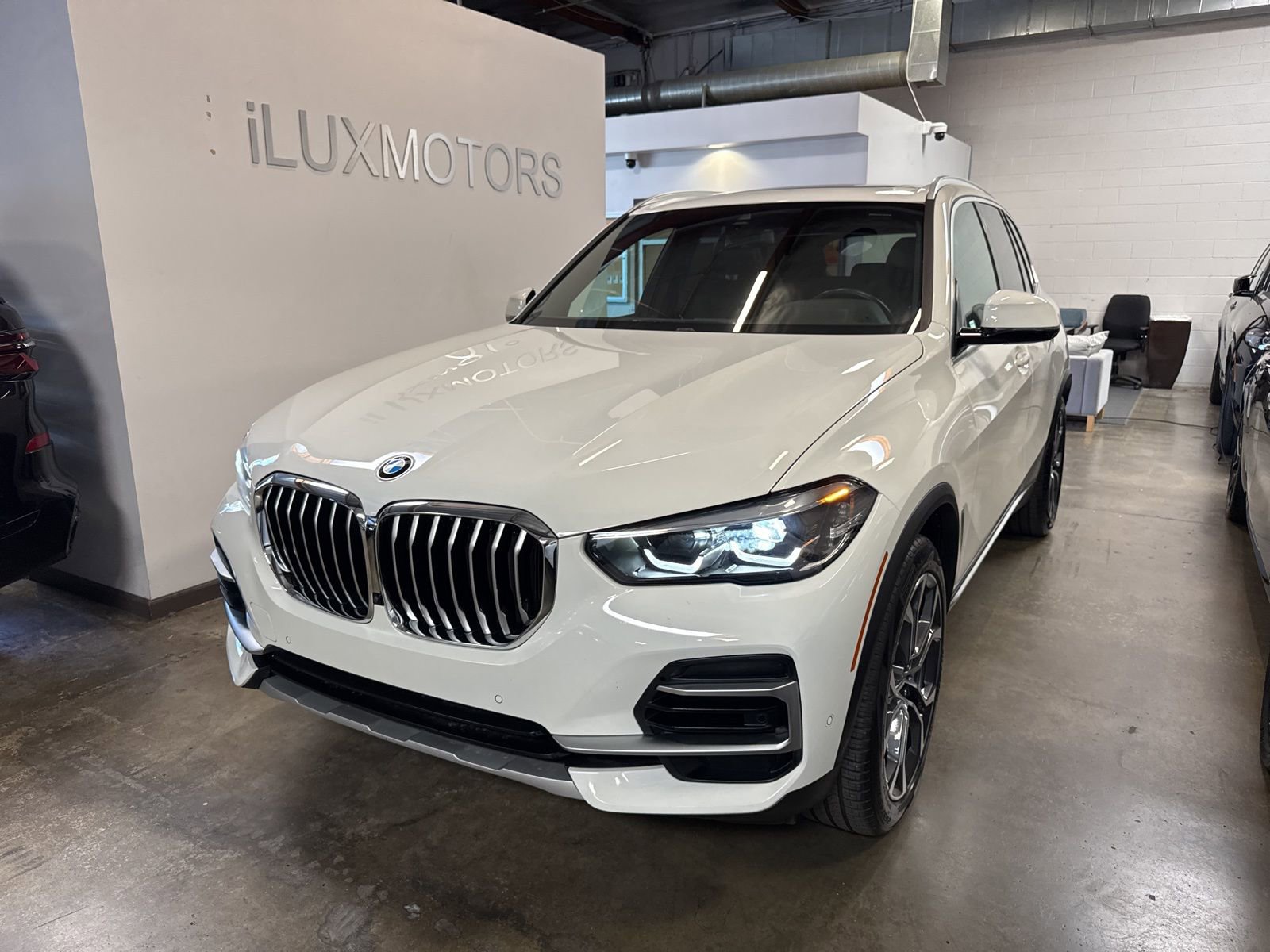 Used 2023 BMW X5 sDrive40i w/ Parking Assistance Package image 1
