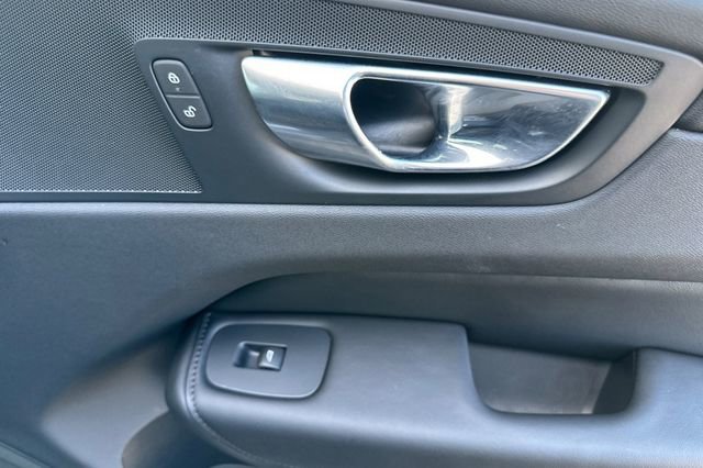 Used 2025 Volvo XC60 B5 Plus image 19