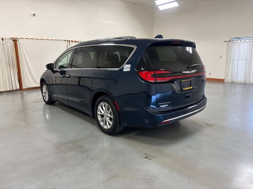 Used 2021 Chrysler Pacifica Touring-L FWD image 6