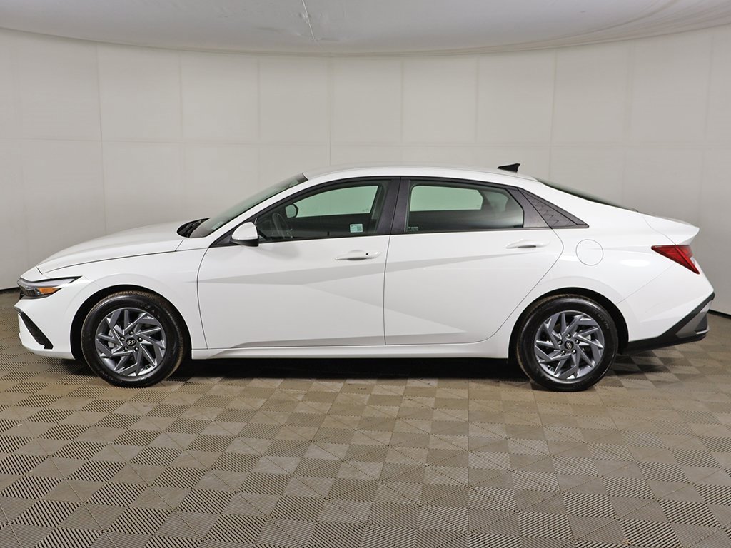 Used 2025 Hyundai Elantra Blue image 12