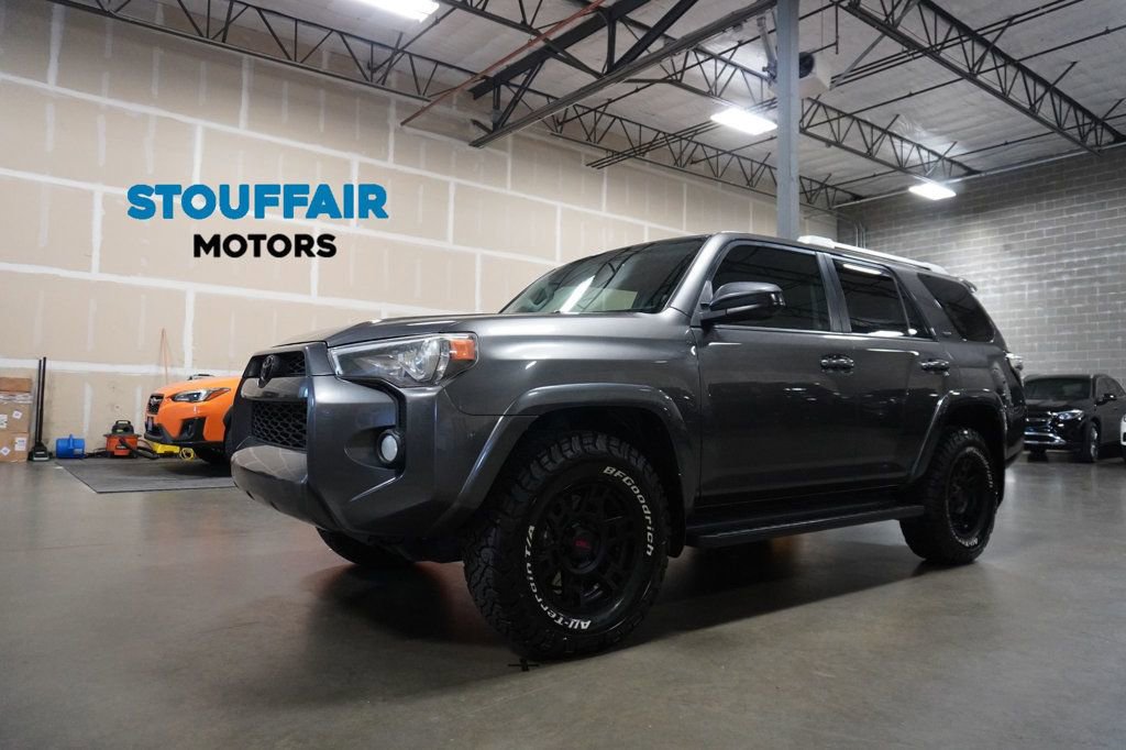 Used 2018 Toyota 4Runner SR5 AWD/4WD image 2