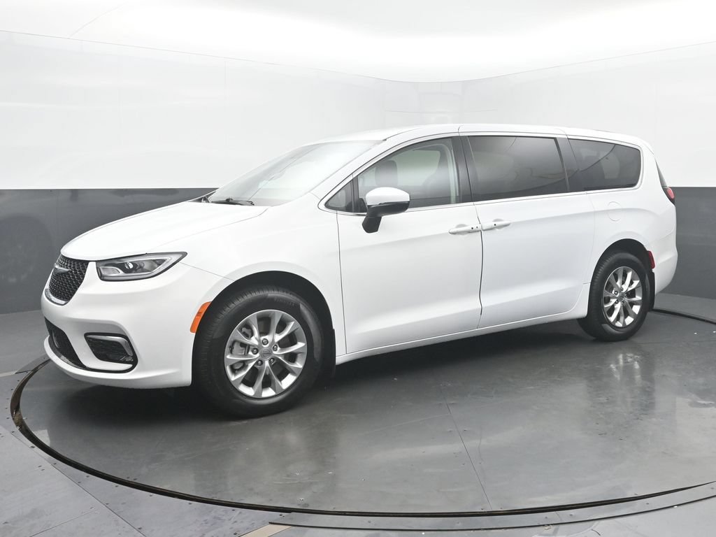 Used 2023 Chrysler Pacifica Touring-L AWD/4WD image 2