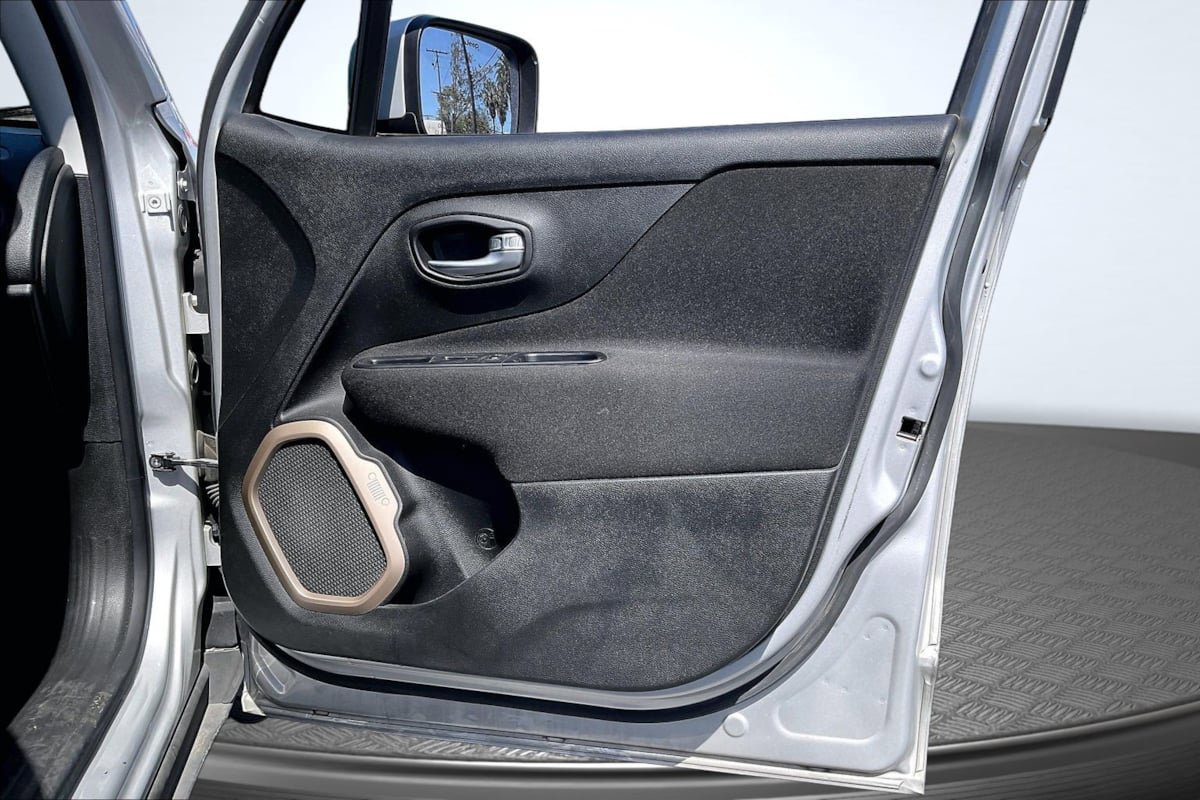 Used 2015 Jeep Renegade Latitude FWD image 24