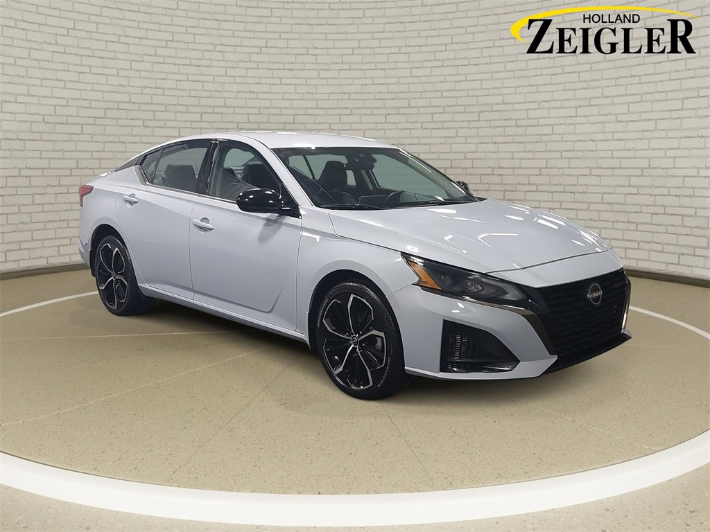 Used 2025 Nissan Altima 2.5 SR image 3