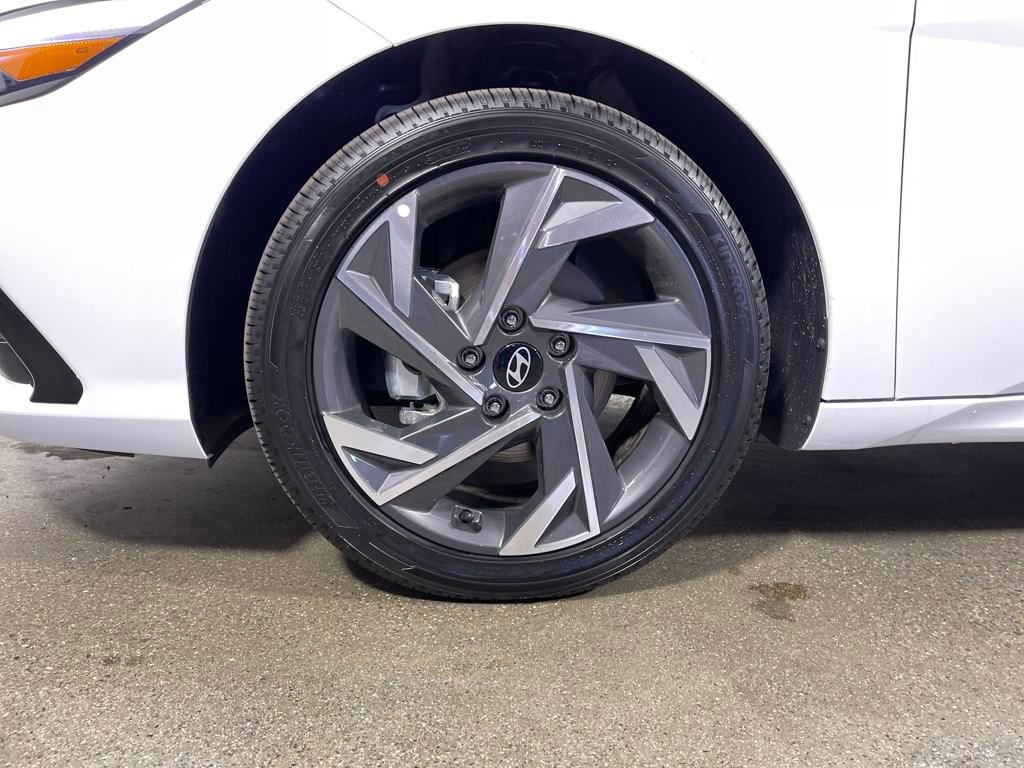New 2025 Hyundai Elantra Limited image 11