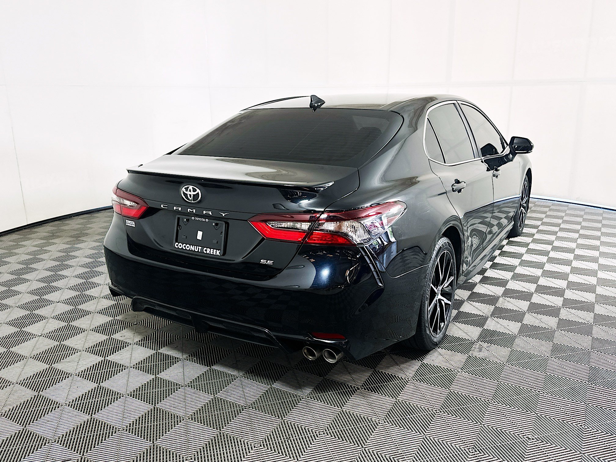 Used 2023 Toyota Camry SE FWD image 3