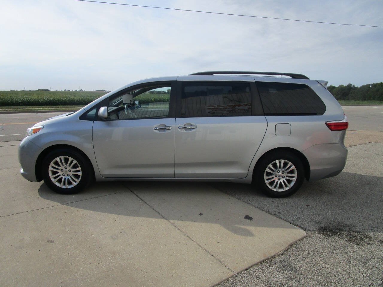 Used 2015 Toyota Sienna XLE Premium FWD image 2