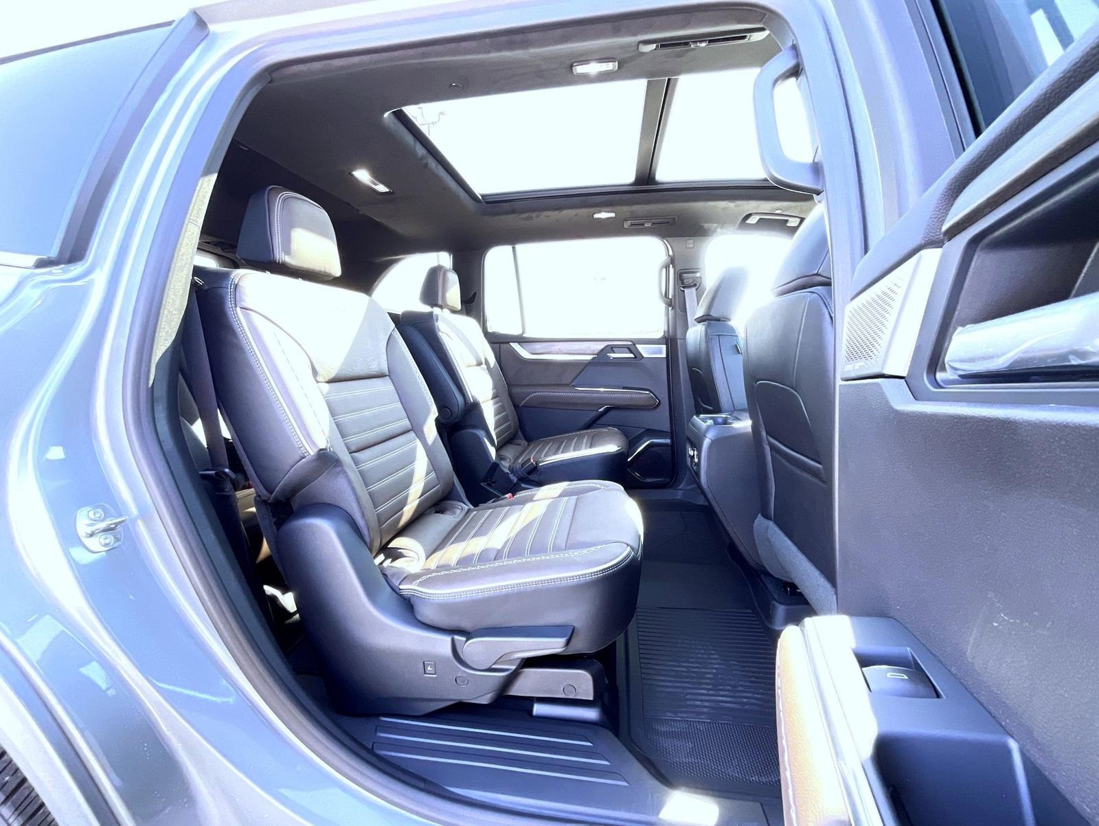 New 2026 GMC Acadia Denali Ultimate w/ LPO, Floor Liner Package image 18