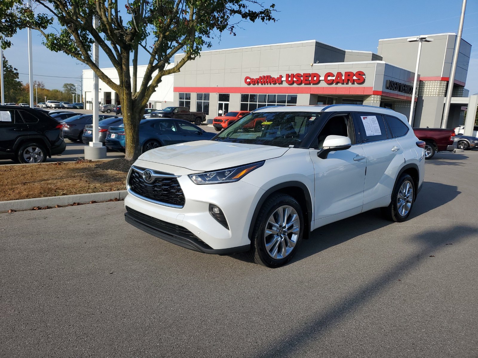 Used 2022 Toyota Highlander Limited AWD/4WD image 2