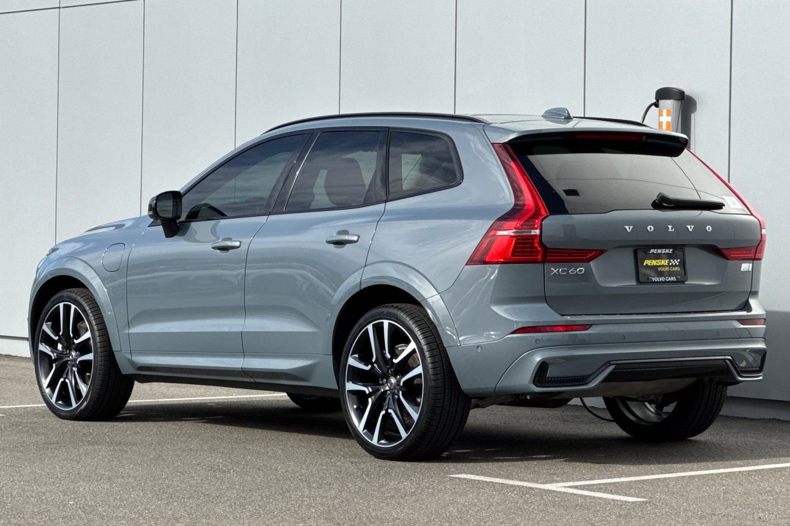 Used 2023 Volvo XC60 T8 Ultimate w/ Protection Package Premier image 3