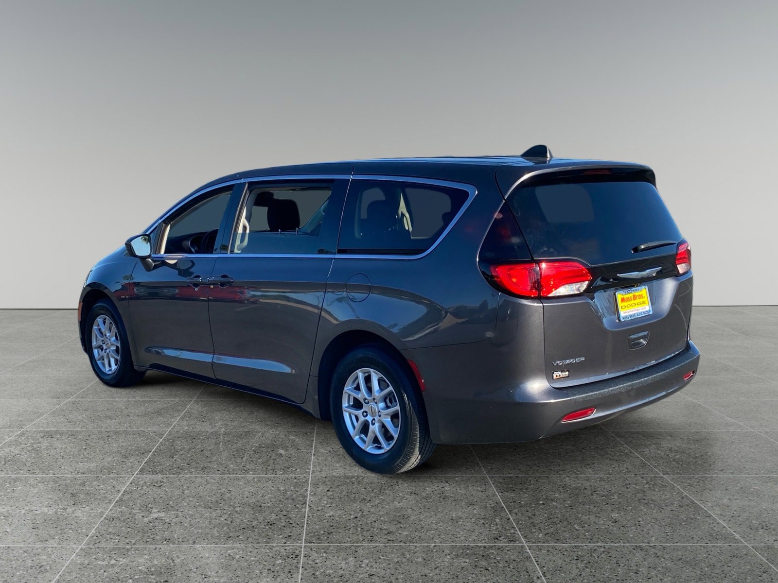 Used 2023 Chrysler Voyager LX FWD image 3
