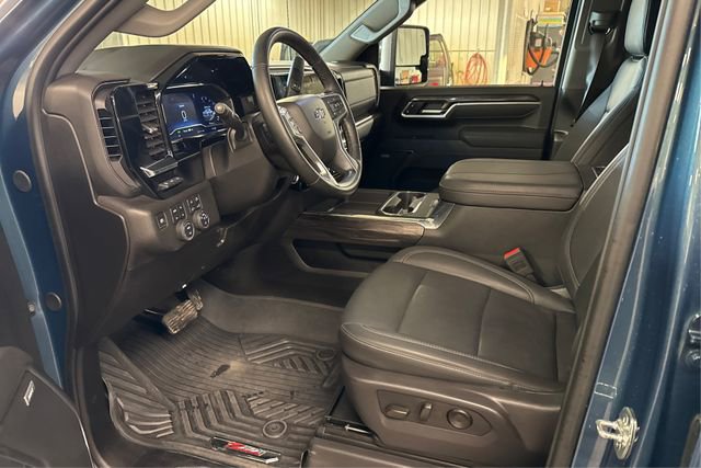 Used 2025 Chevrolet Silverado 2500 LTZ w/ LTZ Plus Package image 9