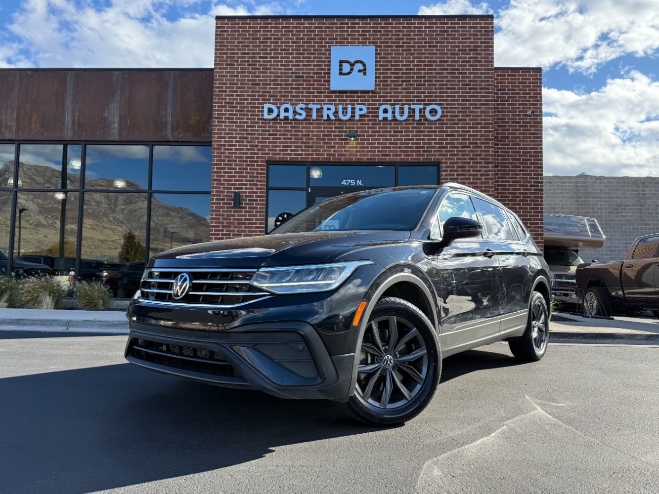 Used 2023 Volkswagen Tiguan SE image 1