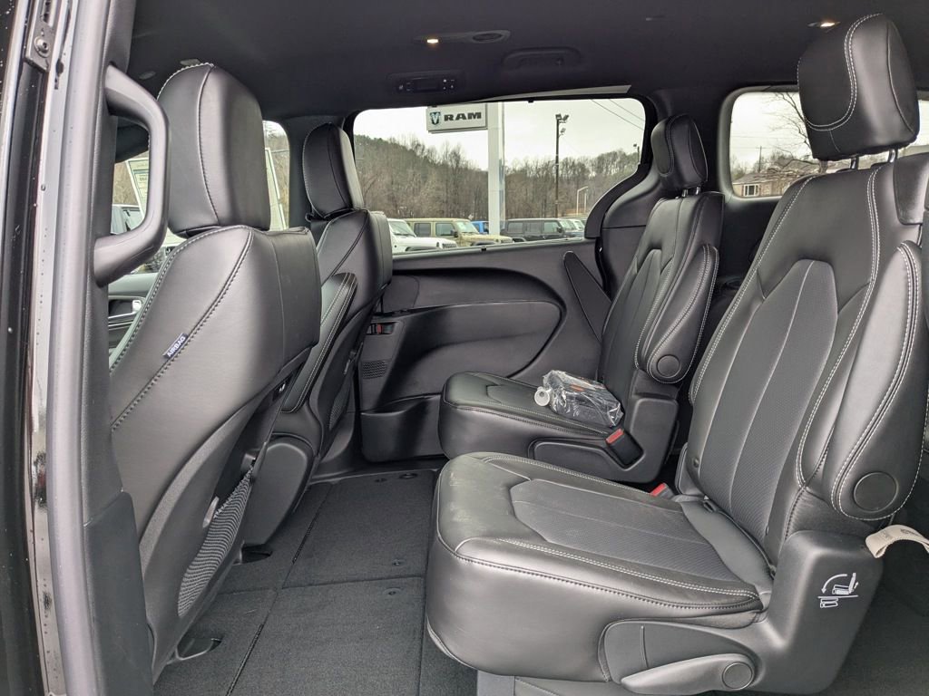 New 2025 Chrysler Pacifica Select image 11