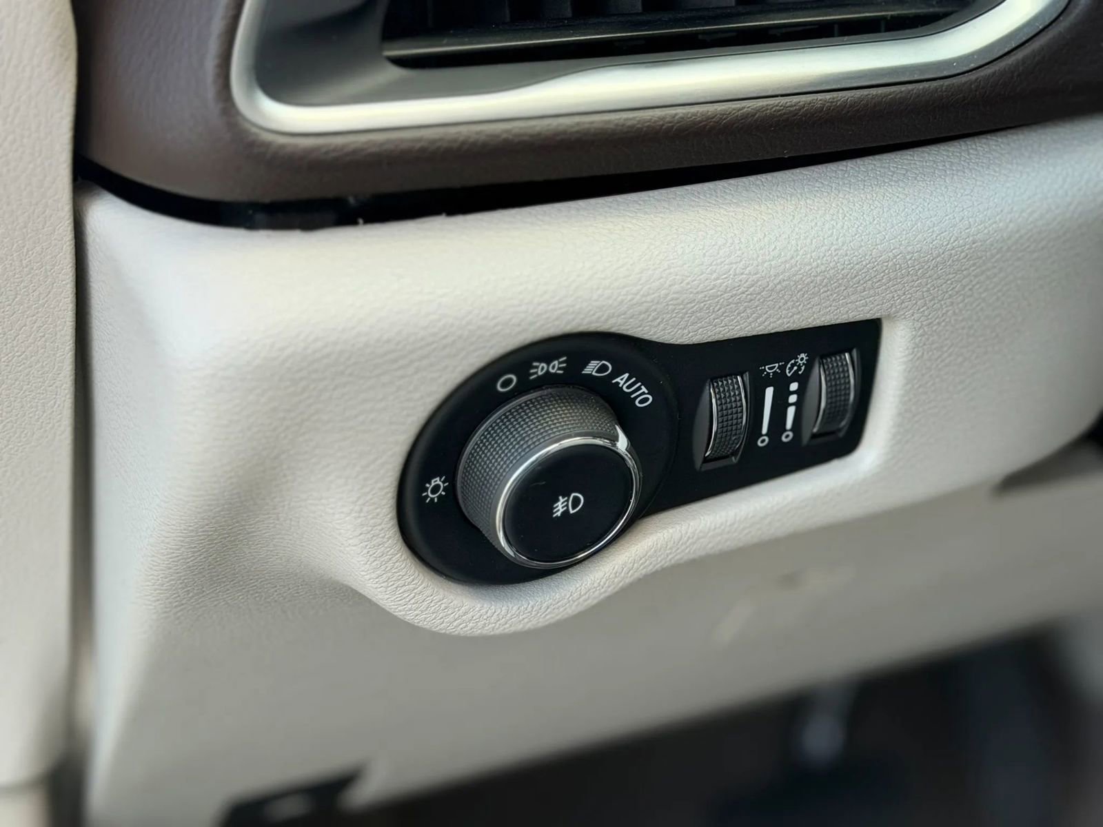 Used 2017 Chrysler Pacifica Touring-L Plus image 36