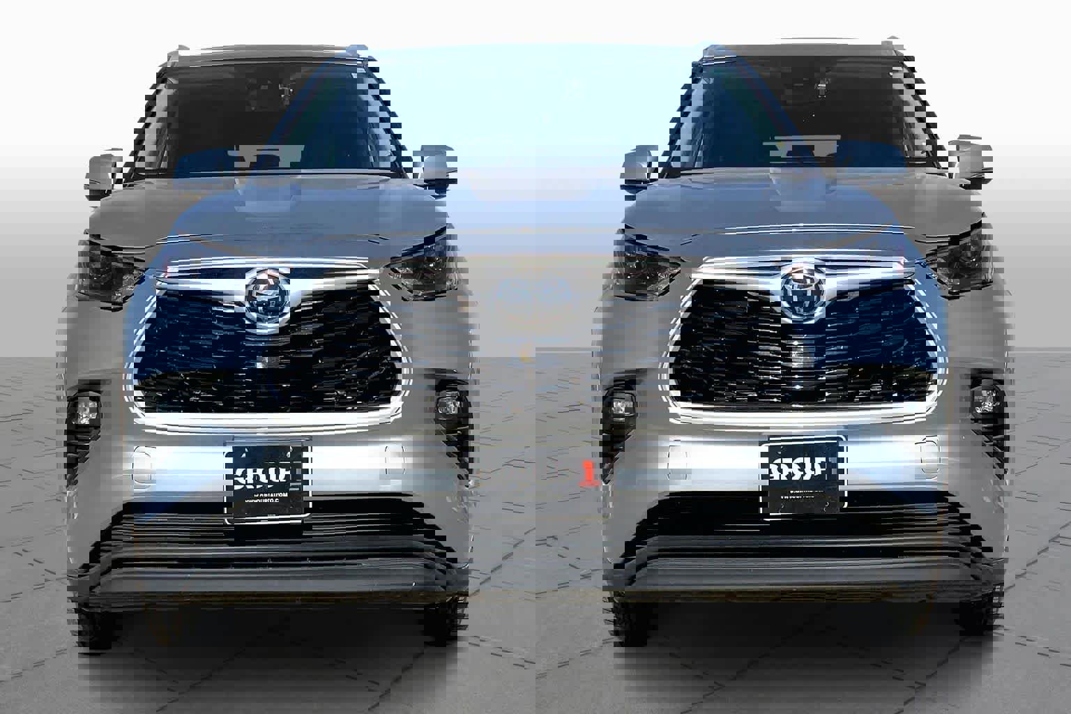 Used 2023 Toyota Highlander XLE image 4