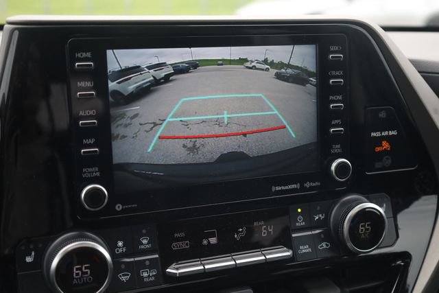 Used 2021 Toyota Highlander XLE AWD/4WD image 17