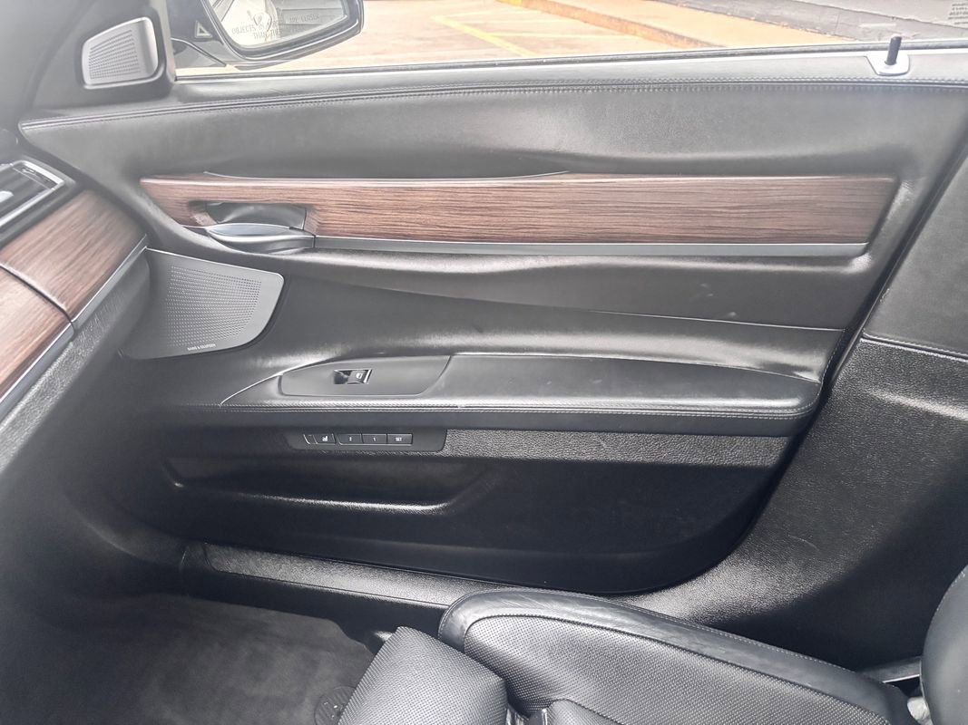 Used 2015 BMW 750Li xDrive image 26