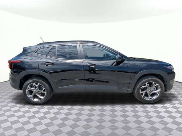 Used 2025 Chevrolet Trax LT FWD image 3
