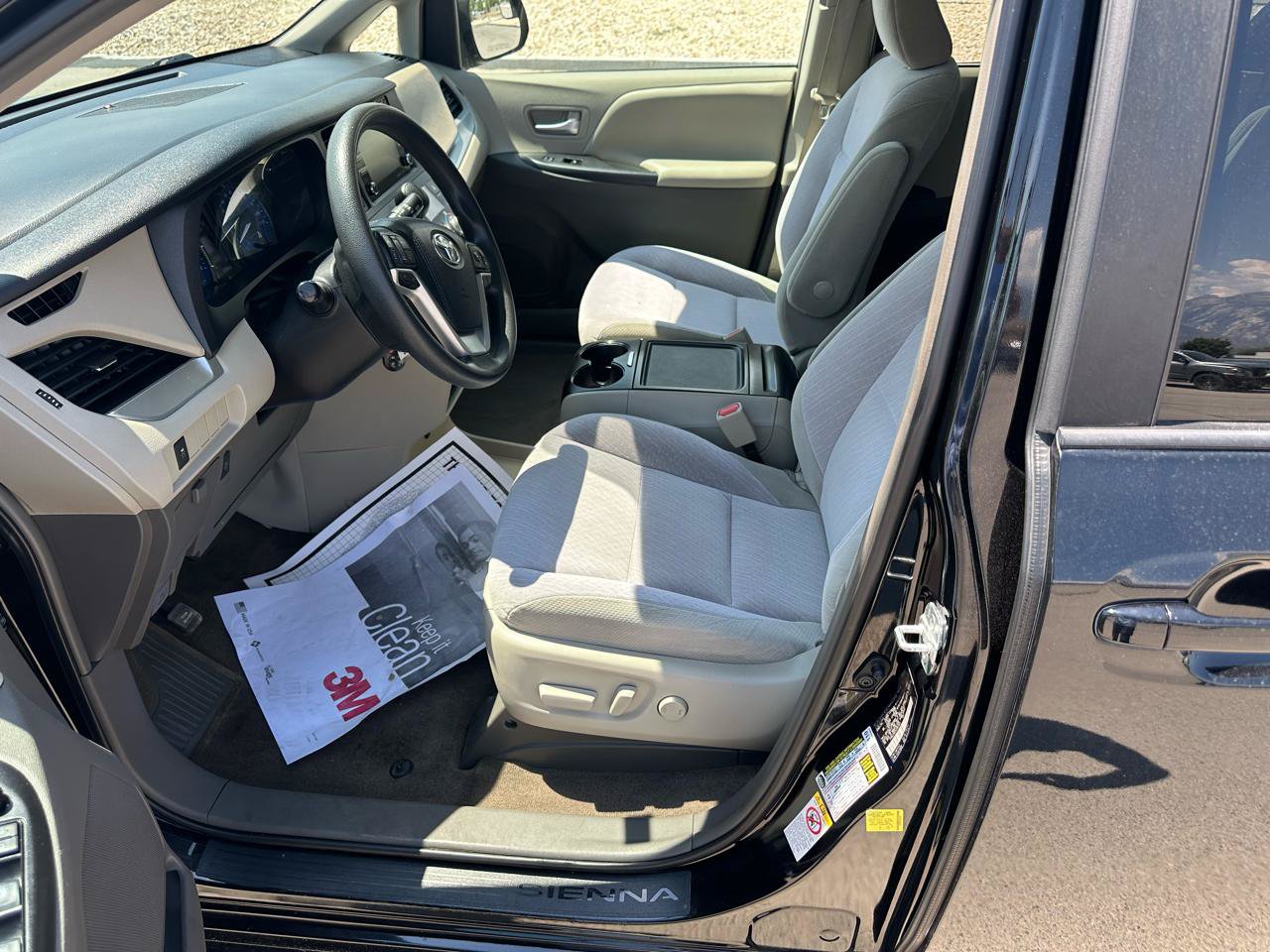 Used 2018 Toyota Sienna LE w/ Protection Package FWD image 12
