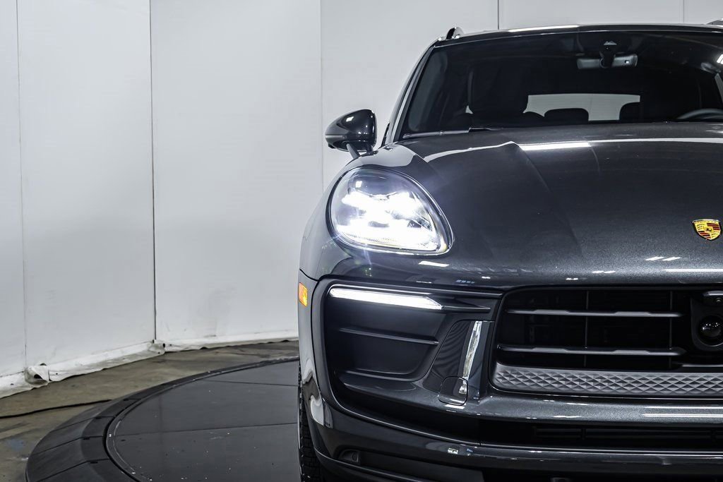 Certified 2025 Porsche Macan image 12