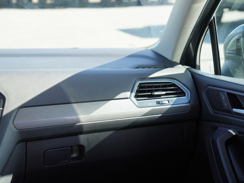 Used 2020 Volkswagen Tiguan SE w/ Panoramic Sunroof Package image 28