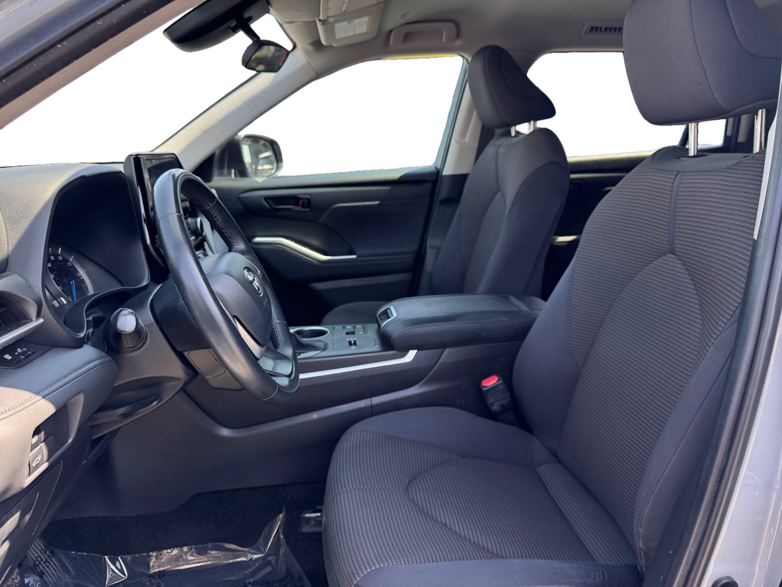 Used 2024 Toyota Highlander LE FWD image 9