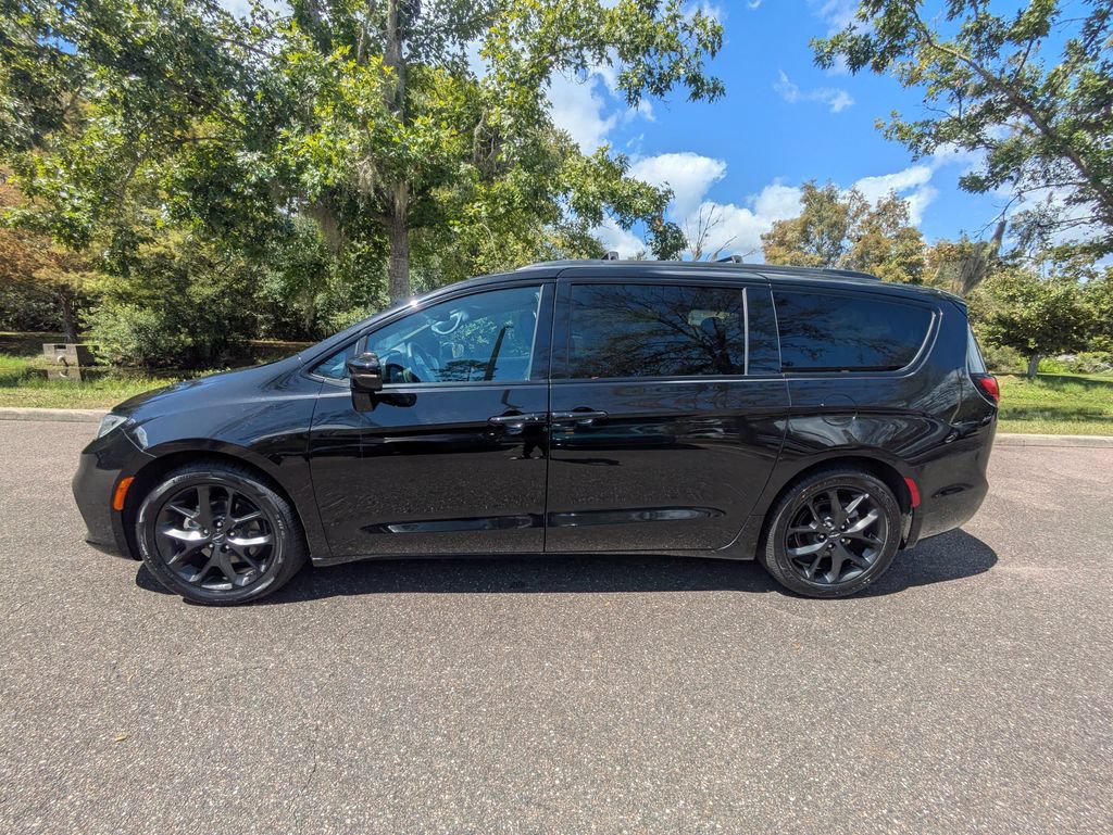 Used 2025 Chrysler Pacifica Limited FWD image 7