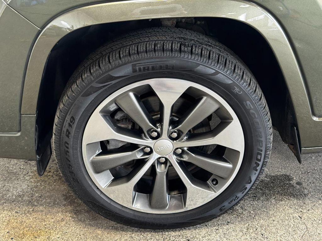 Used 2019 Jeep Cherokee Overland w/ Technology Group AWD/4WD image 26