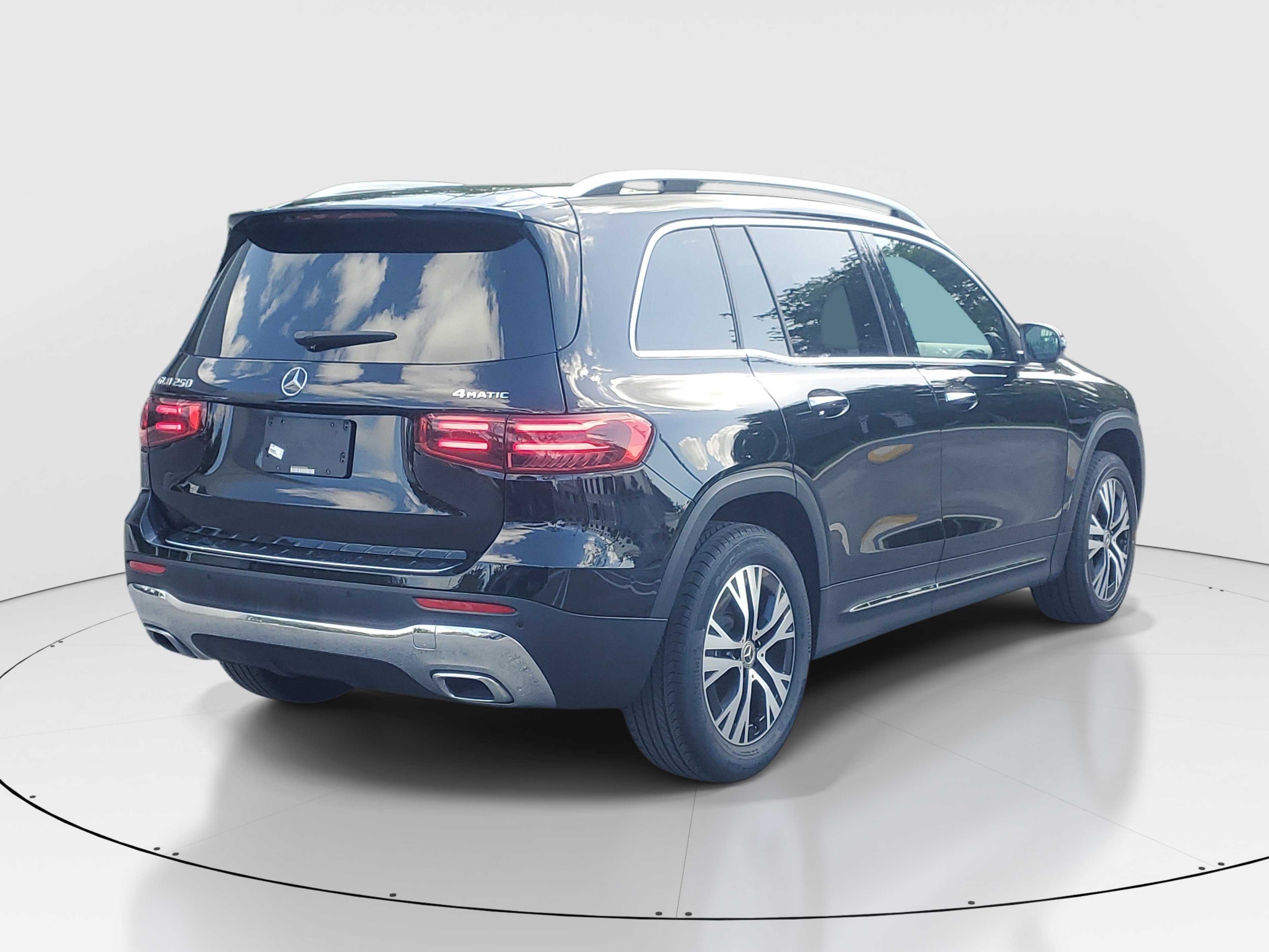 Used 2025 Mercedes-Benz GLB 250 4MATIC image 7