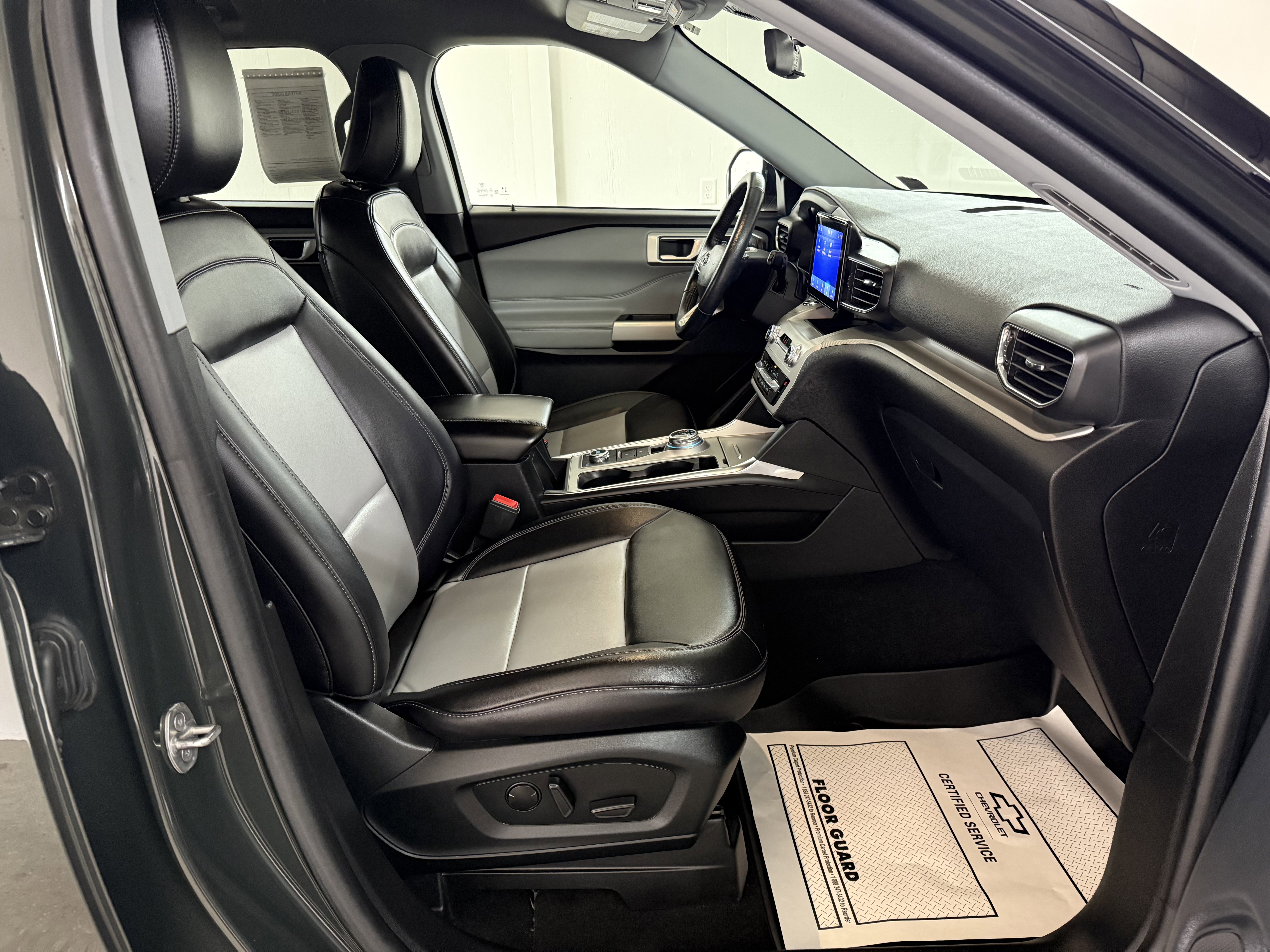 Used 2022 Ford Explorer XLT w/ Equipment Group 202A image 29