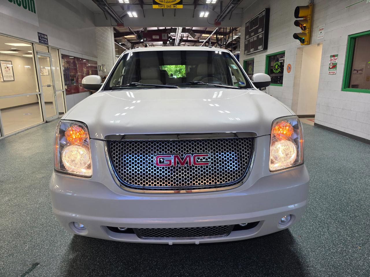 Used 2013 GMC Yukon Denali AWD/4WD image 3