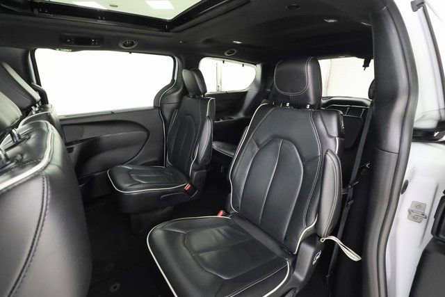 Used 2025 Chrysler Pacifica Limited image 16
