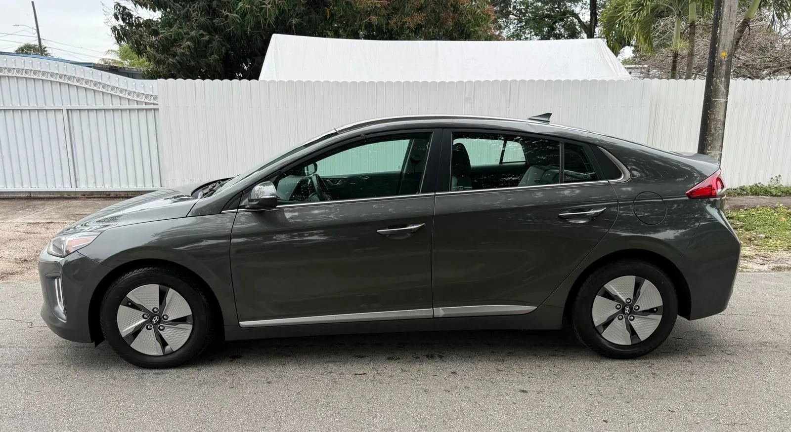 Used 2021 Hyundai Ioniq SE image 3