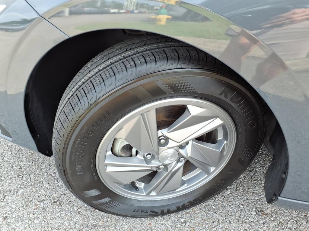 Used 2025 Hyundai Elantra SE FWD image 20