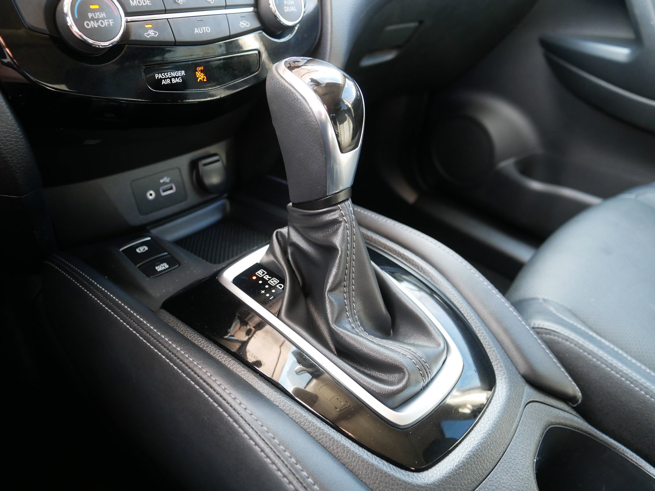 Used 2018 Nissan Rogue SL w/ Premium Package image 24