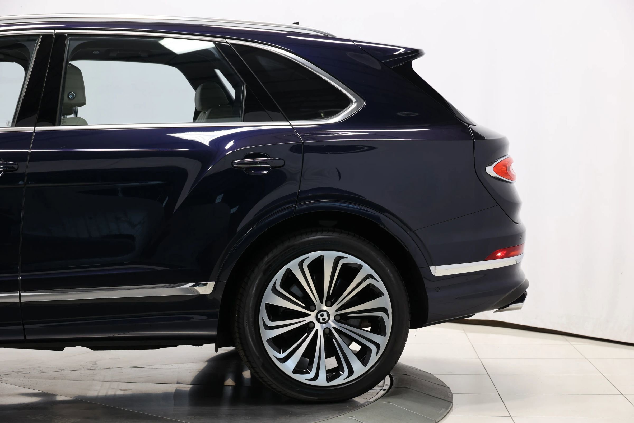 Used 2022 Bentley Bentayga image 9