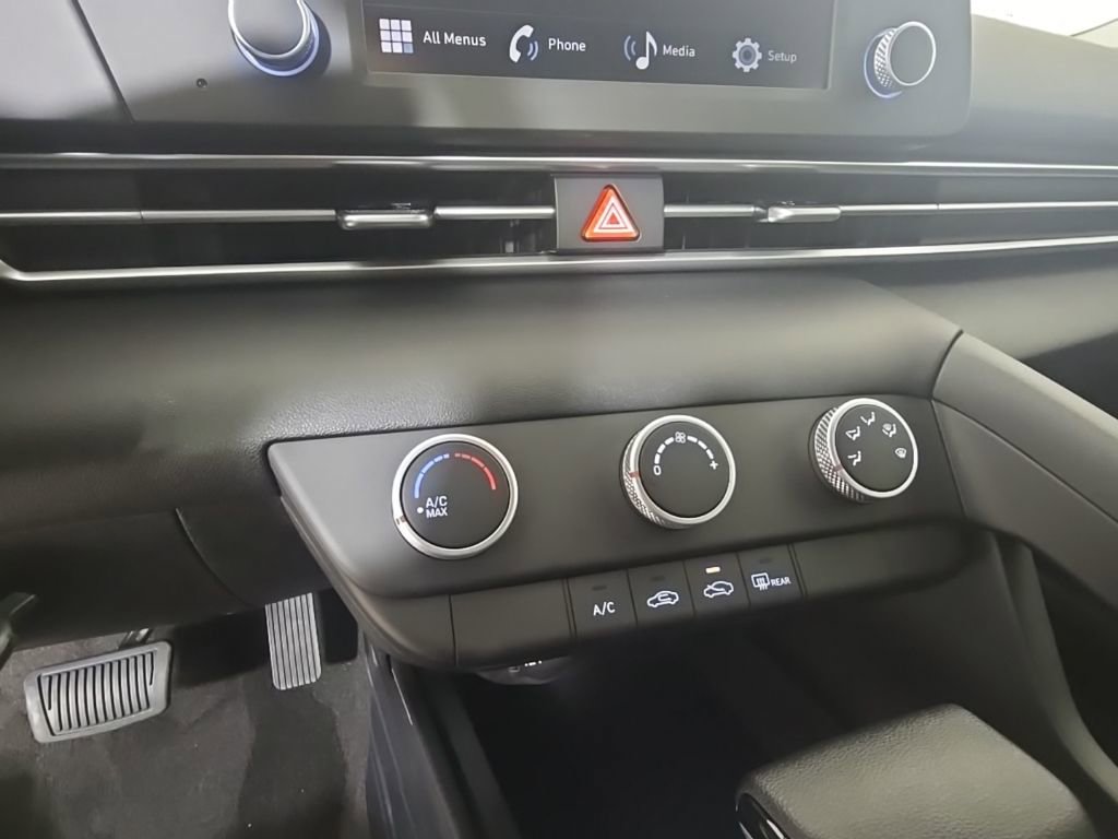 New 2026 Hyundai Elantra SE FWD image 18