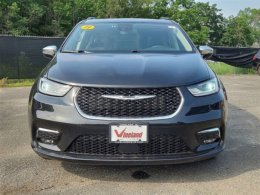 Used 2023 Chrysler Pacifica Limited image 2