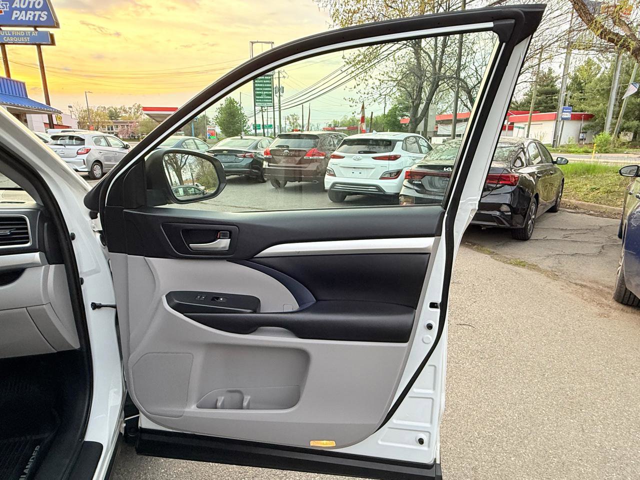 Used 2019 Toyota Highlander XLE AWD/4WD image 18