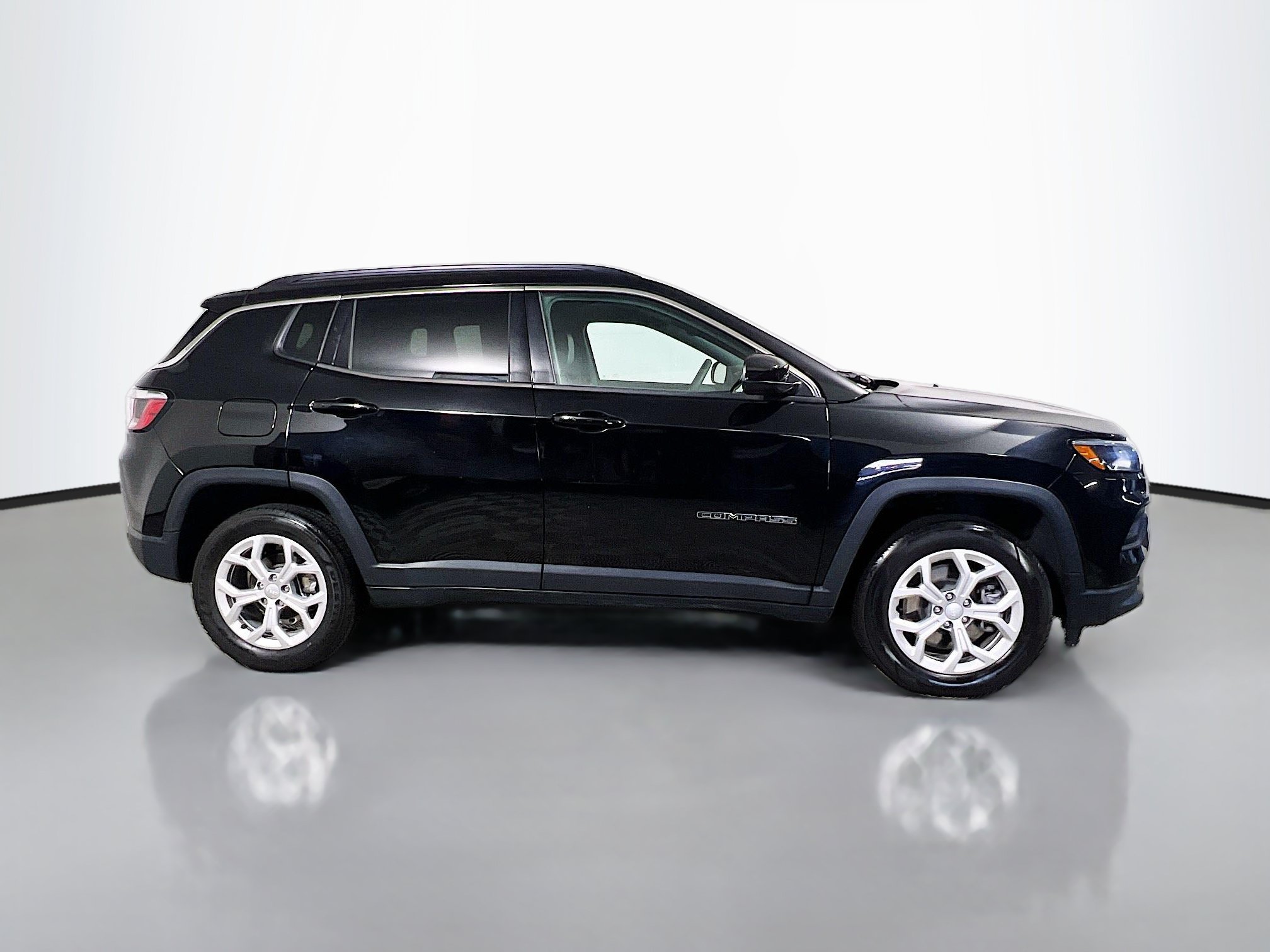 Used 2024 Jeep Compass Latitude AWD/4WD image 3