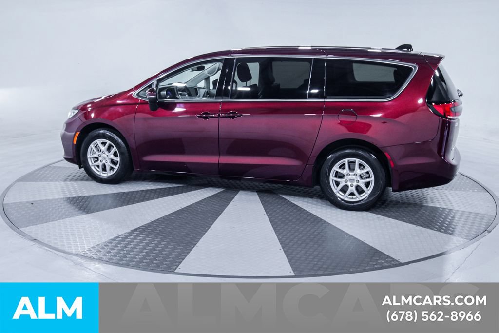 Used 2023 Chrysler Pacifica Touring-L FWD image 5